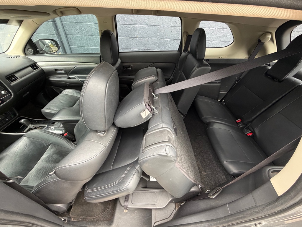 Photo 11 of this MITSUBISHI OUTLANDER