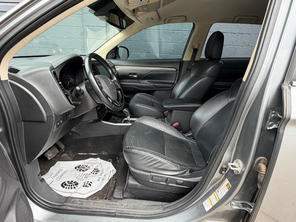 Photo 9 of this MITSUBISHI OUTLANDER