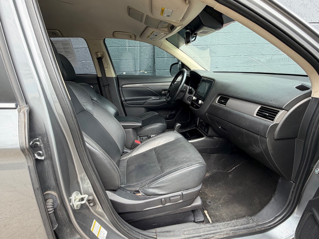 Photo 12 of this MITSUBISHI OUTLANDER