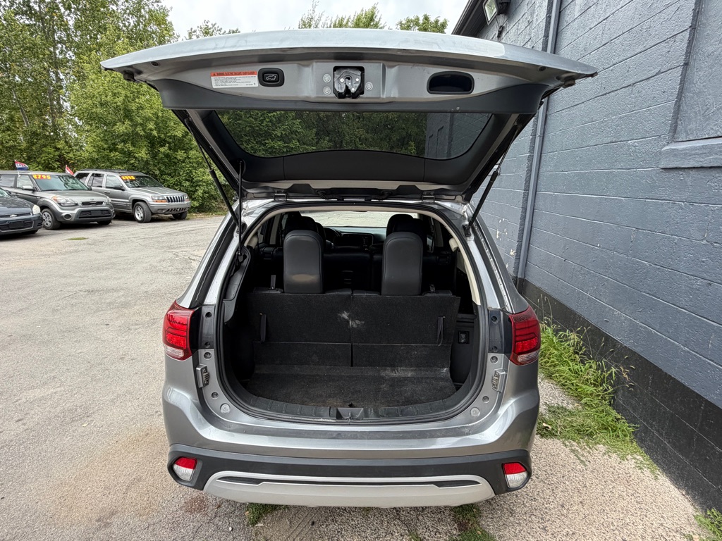 Photo 8 of this MITSUBISHI OUTLANDER