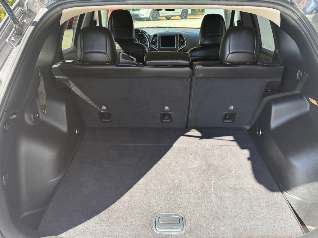 Photo 11 of this JEEP CHEROKEE