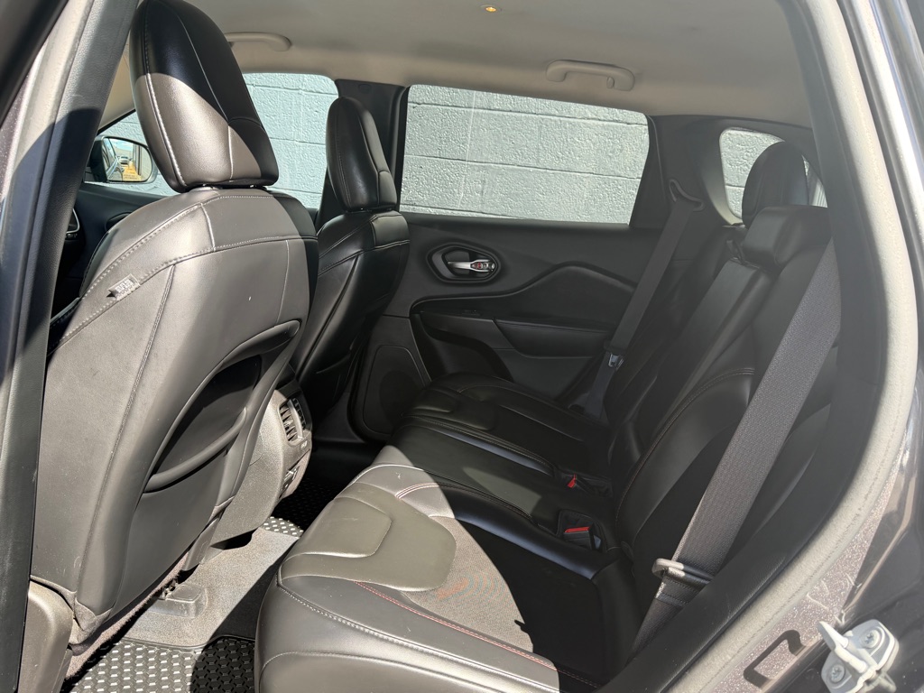 Photo 14 of this JEEP CHEROKEE