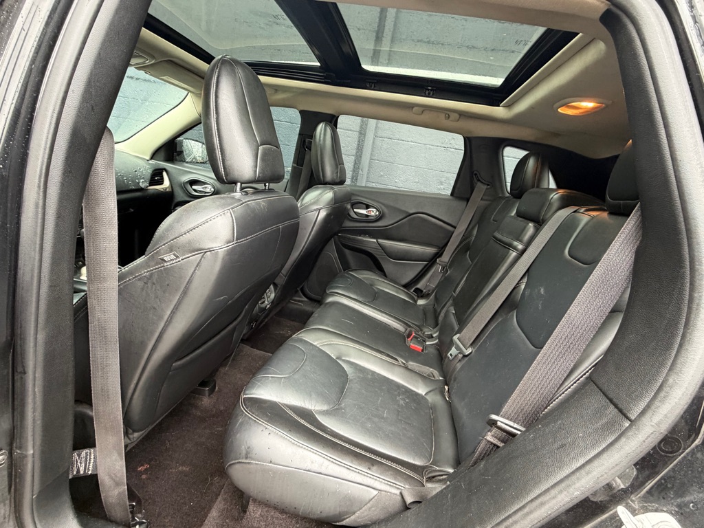 Photo 11 of this JEEP CHEROKEE