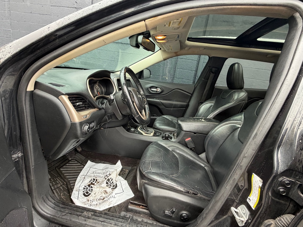 Photo 10 of this JEEP CHEROKEE