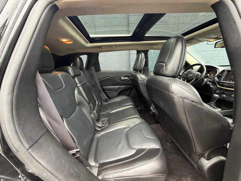 Photo 13 of this JEEP CHEROKEE