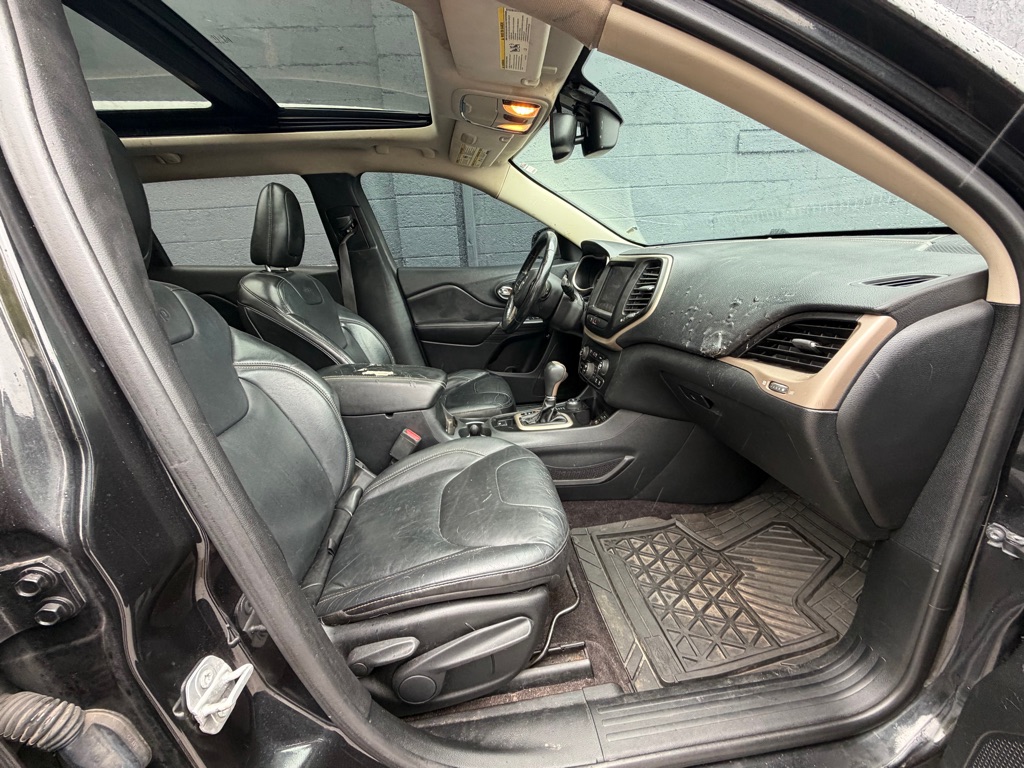 Photo 12 of this JEEP CHEROKEE