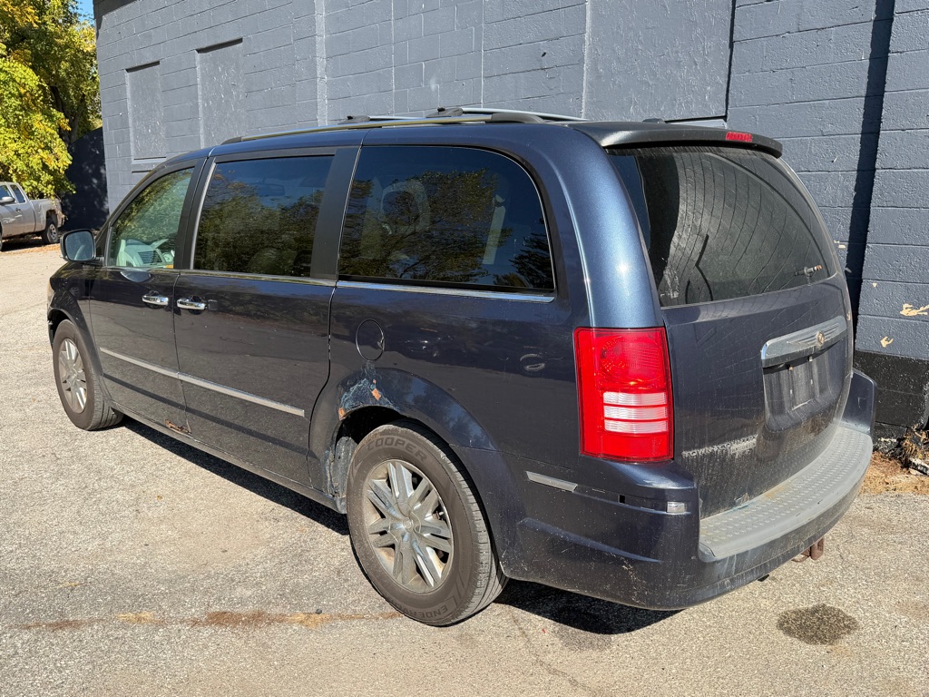 Photo 8 of this CHRYSLER TOWN & COUNTRY