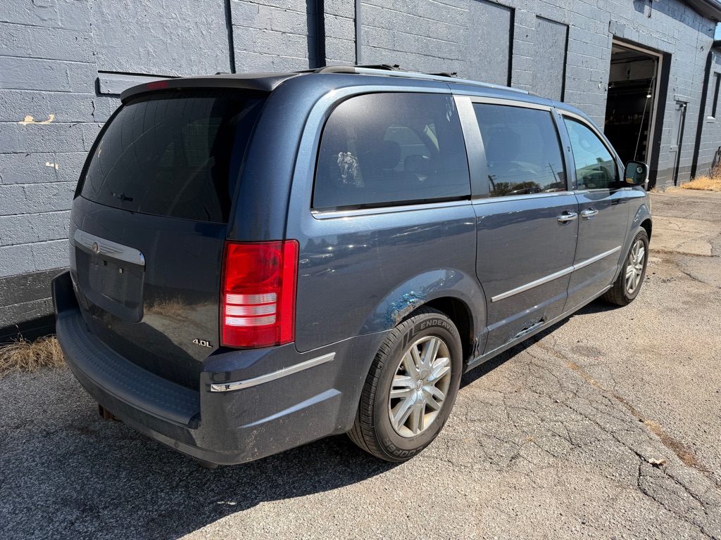 Photo 7 of this CHRYSLER TOWN & COUNTRY