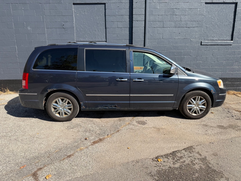 Photo 6 of this CHRYSLER TOWN & COUNTRY