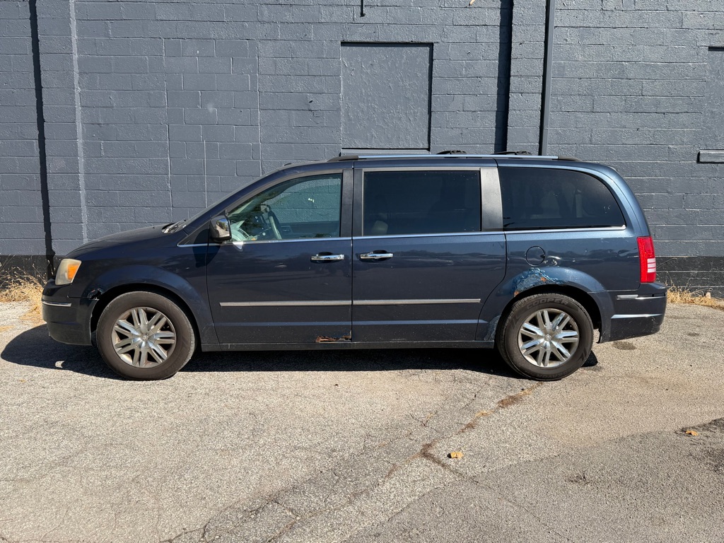 Photo 5 of this CHRYSLER TOWN & COUNTRY