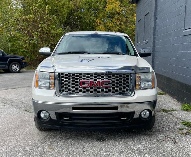 Photo 2 of this GMC SIERRA
