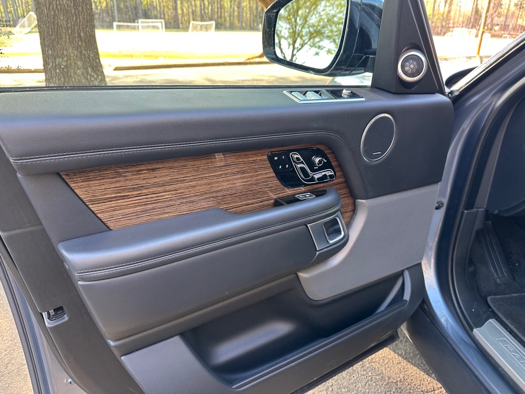 Photo 9 of this LAND ROVER RANGE ROVER