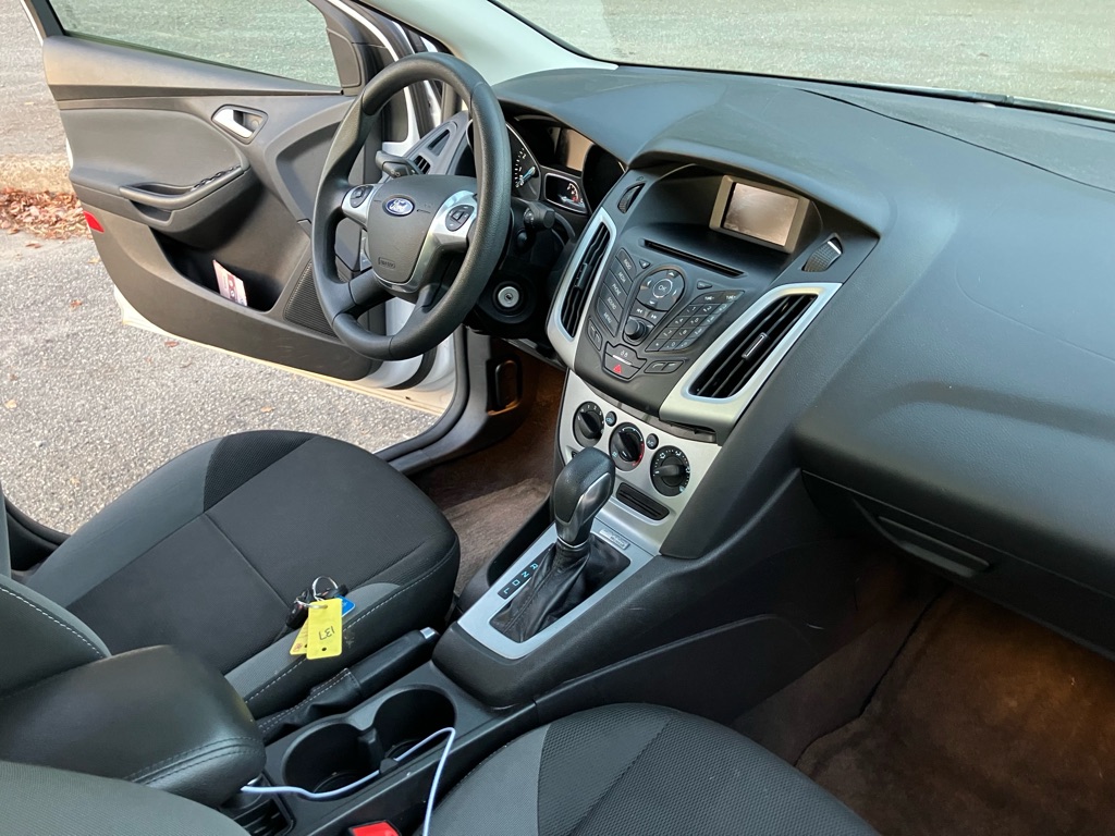 Photo 8 of this FORD FOCUS