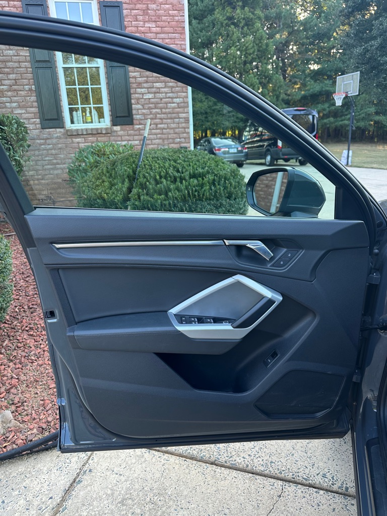 Photo 10 of this AUDI Q3