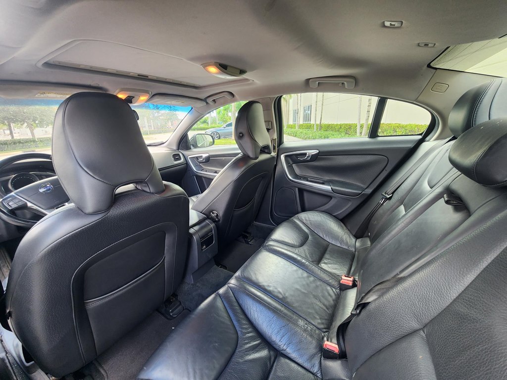 Photo 15 of this VOLVO S60