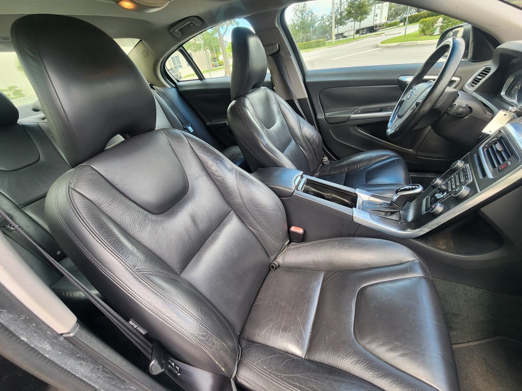 Photo 13 of this VOLVO S60