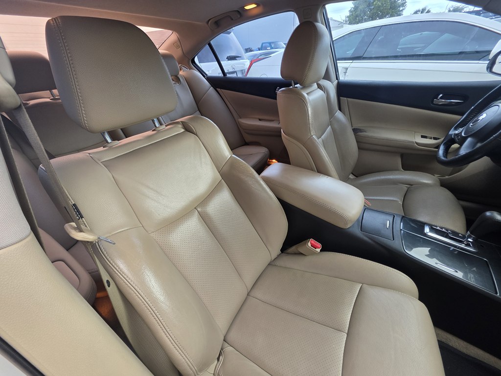 Photo 10 of this NISSAN MAXIMA