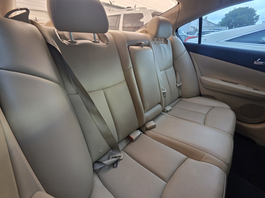 Photo 8 of this NISSAN MAXIMA