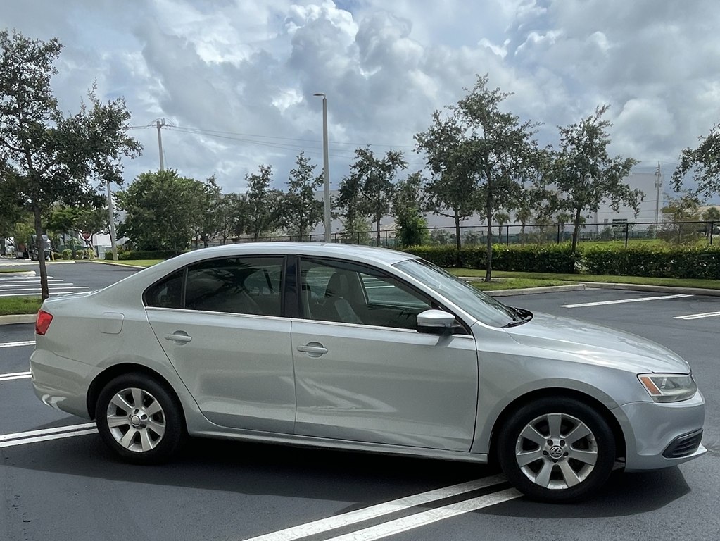 Photo 4 of this VOLKSWAGEN JETTA