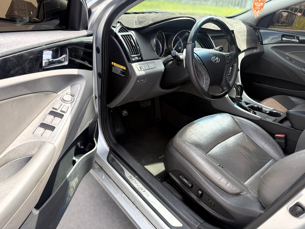 Photo 9 of this HYUNDAI SONATA