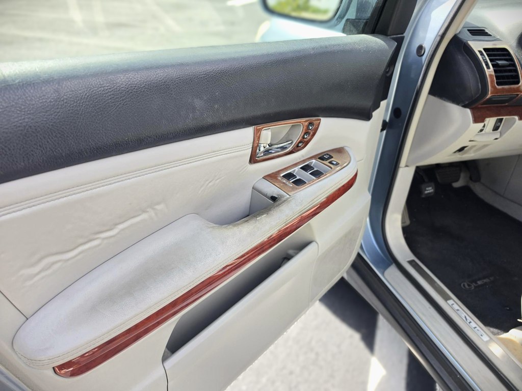 Photo 9 of this LEXUS RX