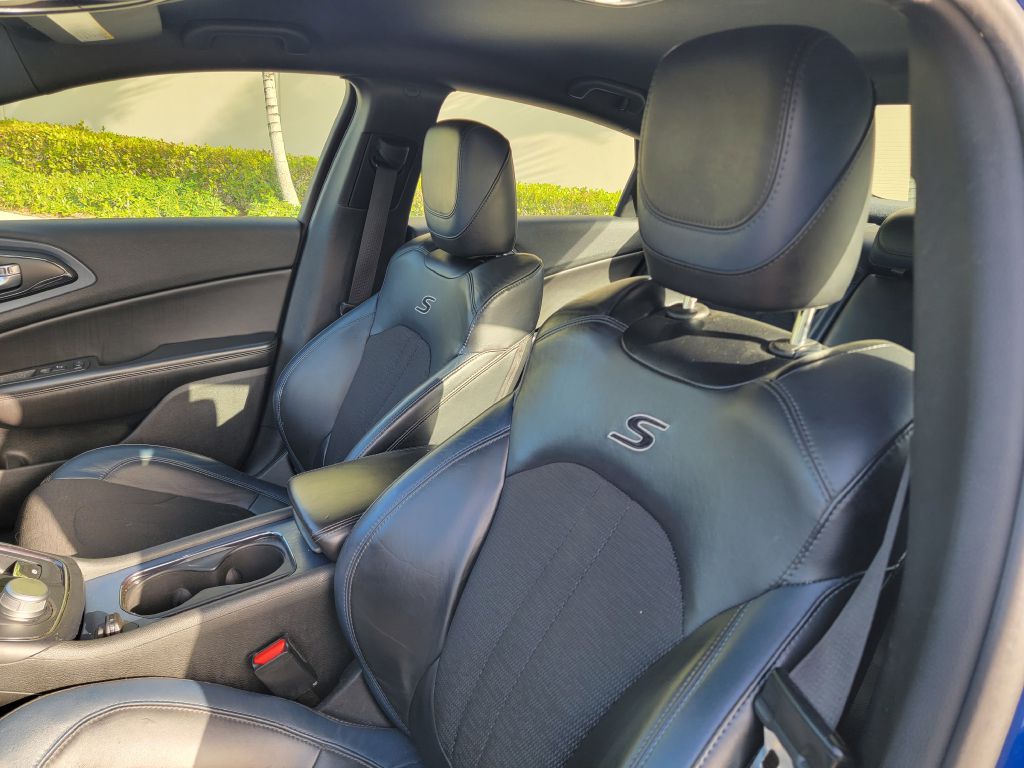 Photo 5 of this CHRYSLER 200