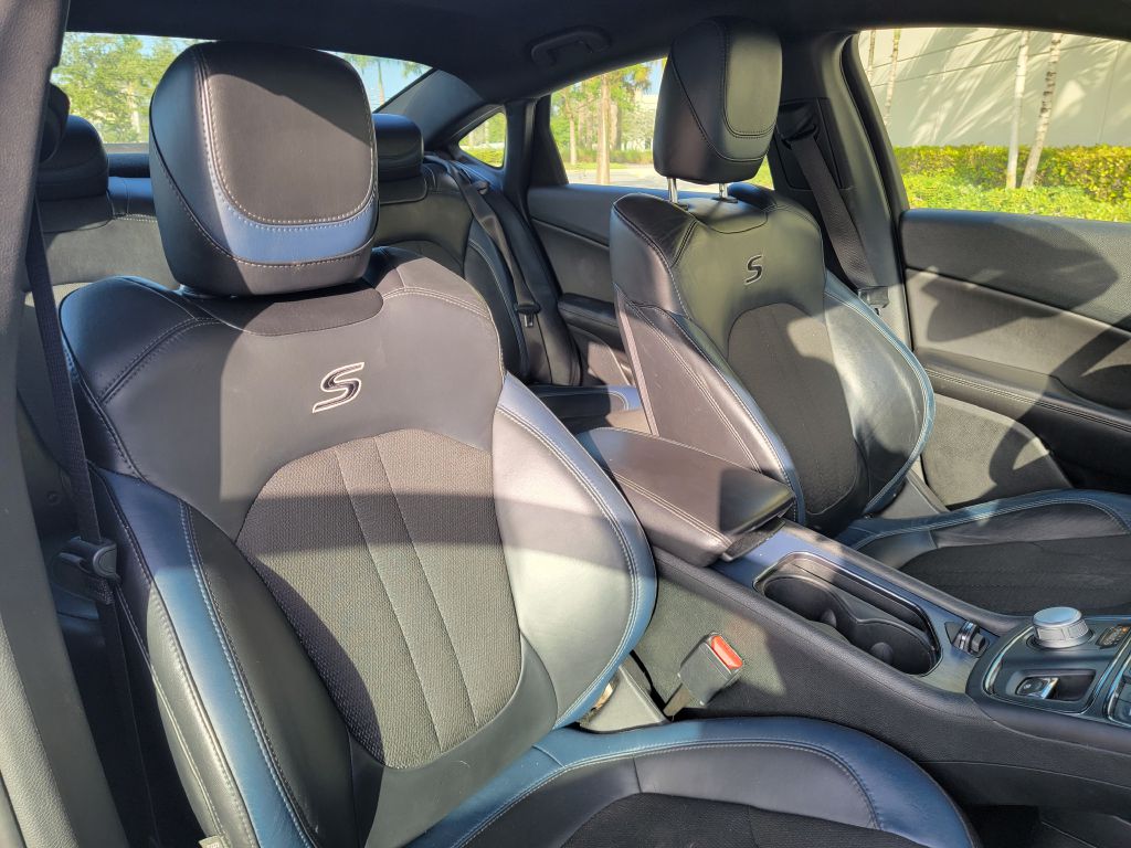 Photo 13 of this CHRYSLER 200