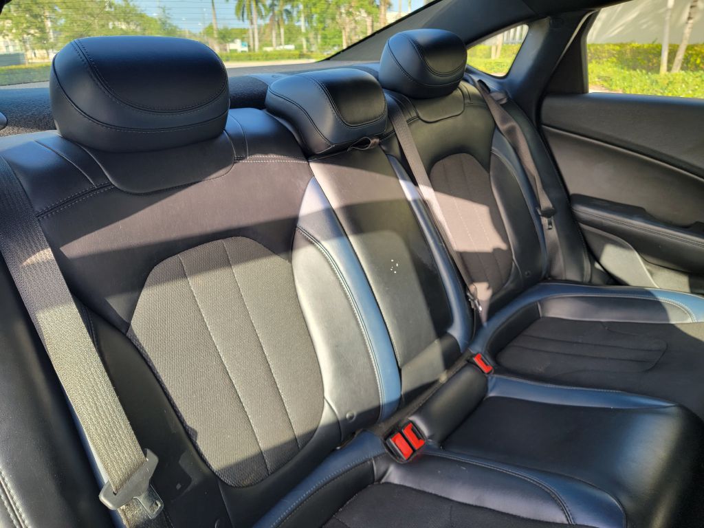 Photo 14 of this CHRYSLER 200