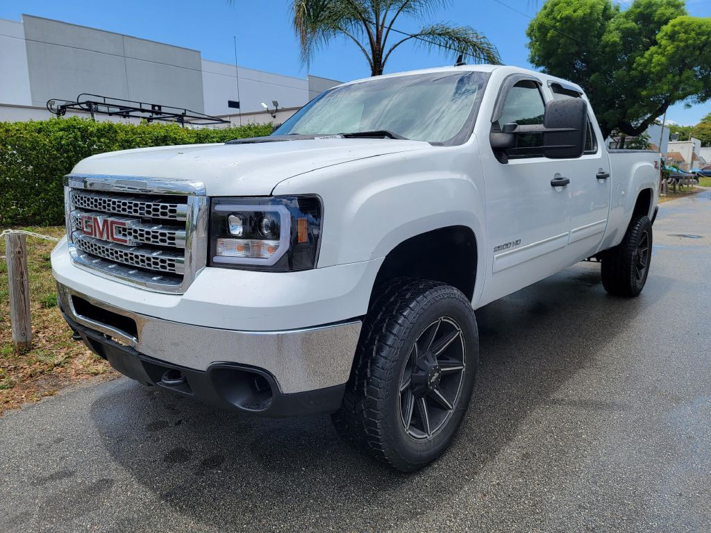 White 2014 GMC Sierra 2500HD Pickup Truck Four-Wheel Drive Automatic