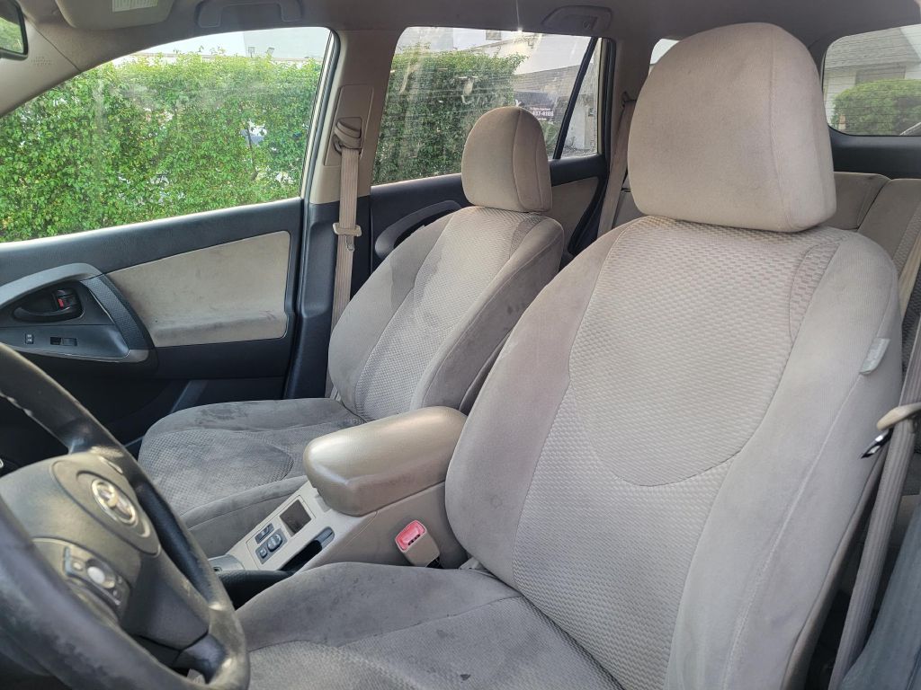 Photo 10 of this TOYOTA RAV4