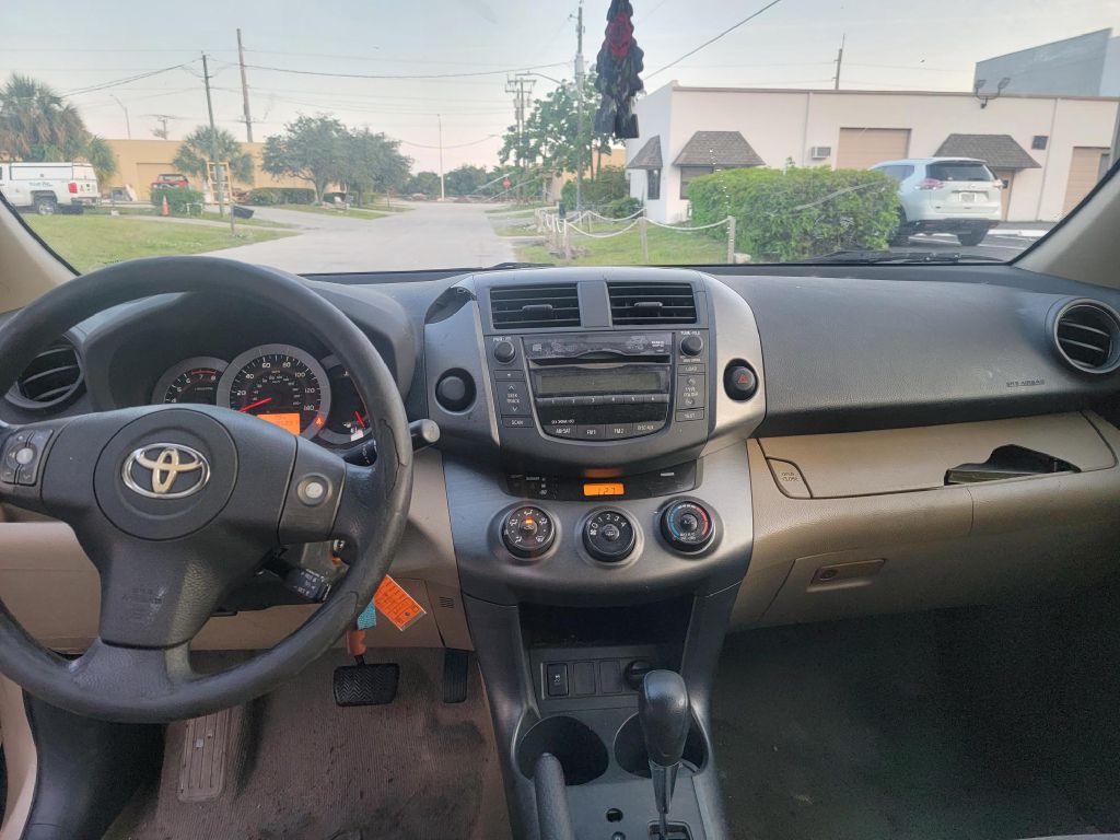 Photo 8 of this TOYOTA RAV4