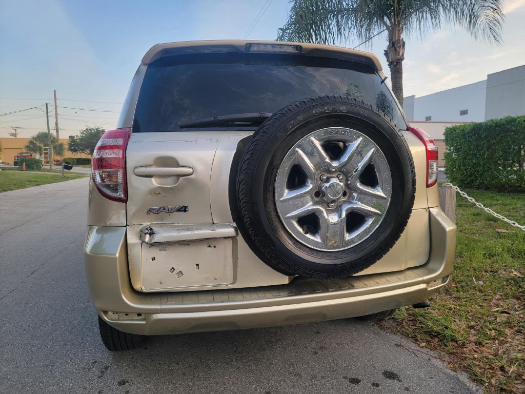 Photo 6 of this TOYOTA RAV4