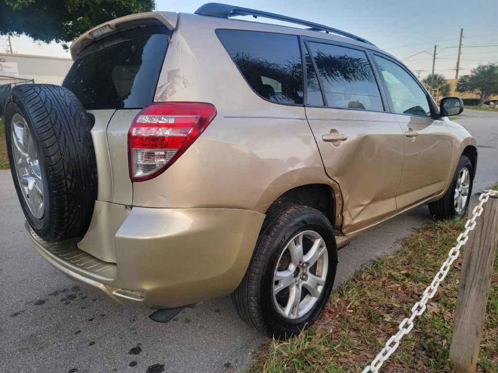 Photo 7 of this TOYOTA RAV4