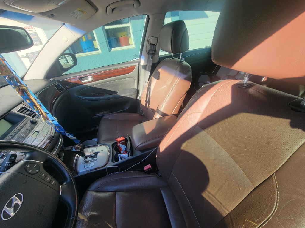 Photo 9 of this HYUNDAI GENESIS