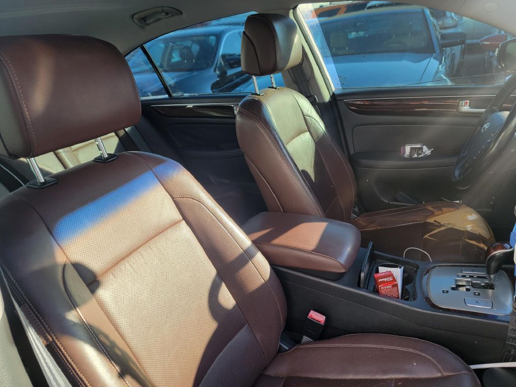 Photo 11 of this HYUNDAI GENESIS