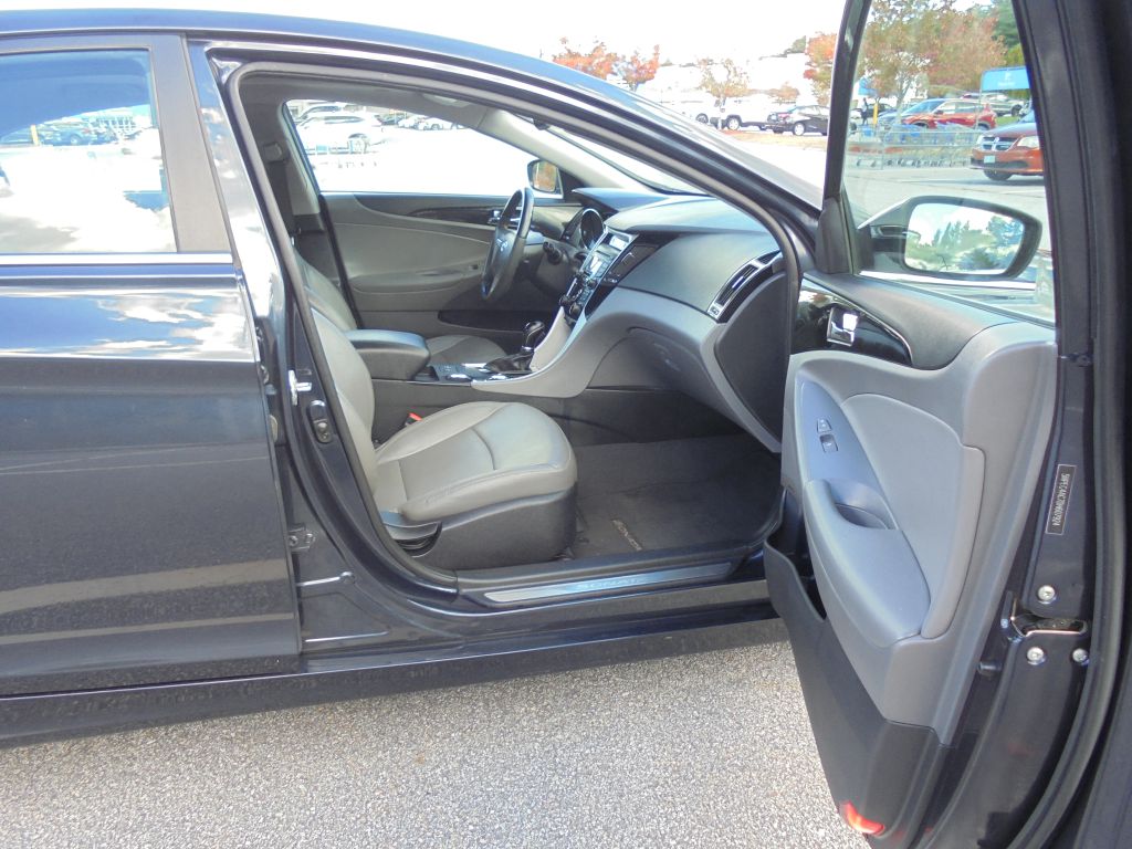 Photo 12 of this HYUNDAI SONATA