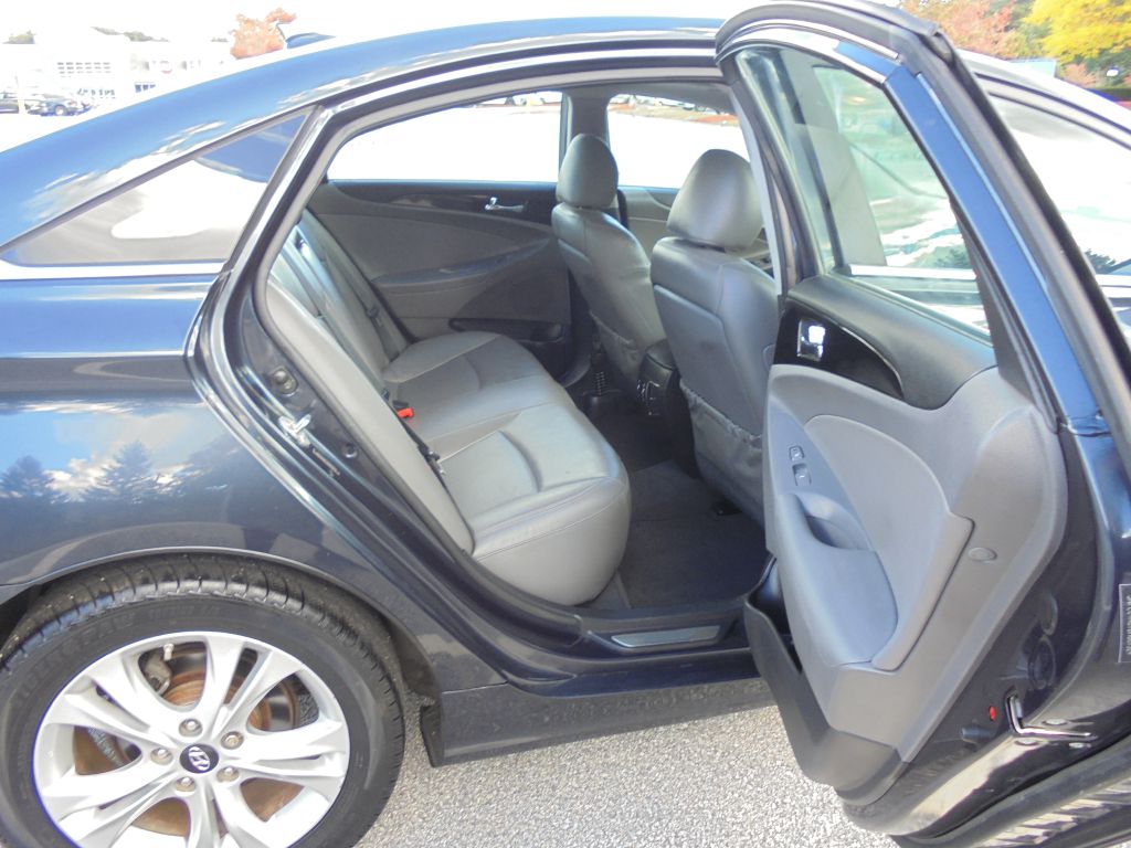 Photo 13 of this HYUNDAI SONATA