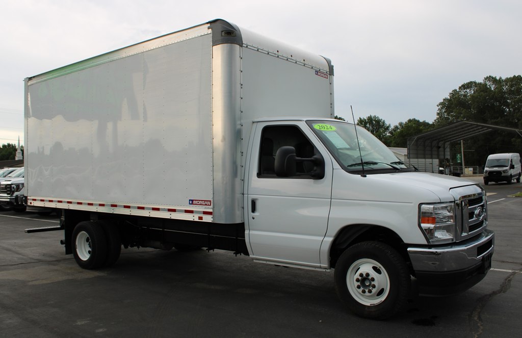 2024 Ford E-450 photo 2