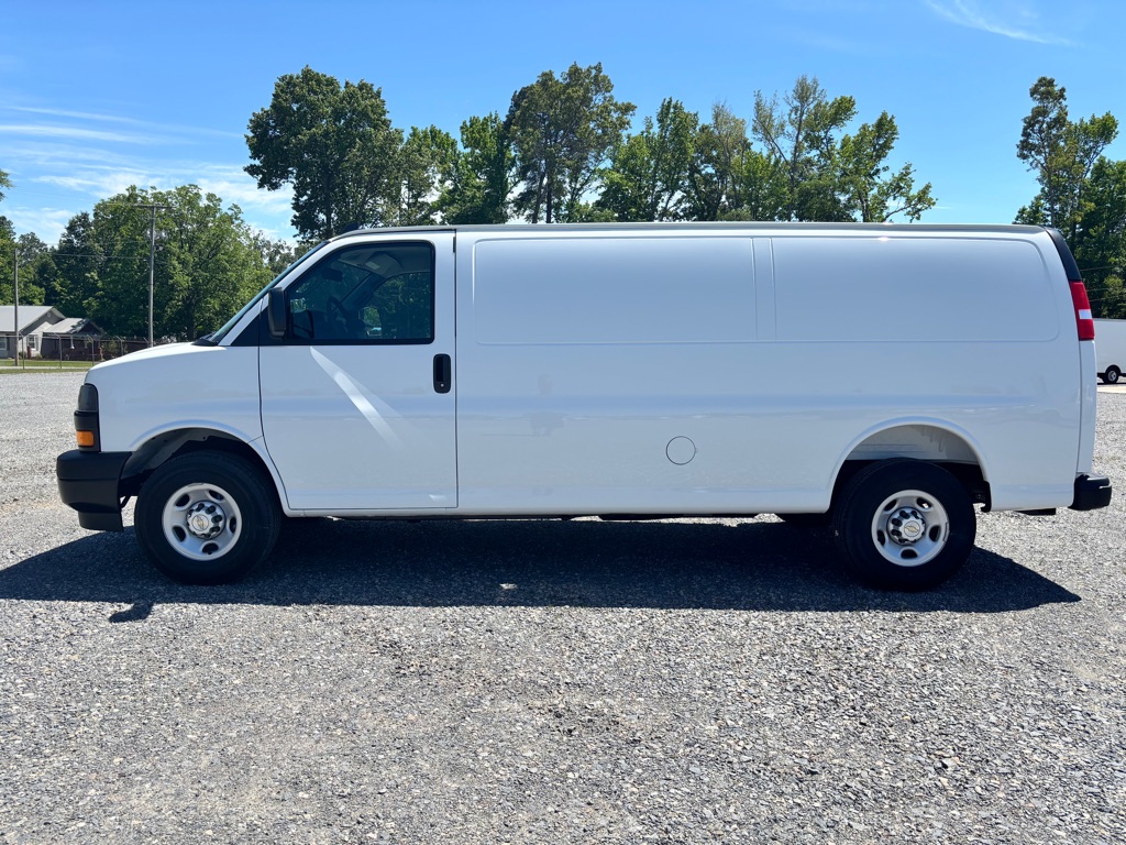 2025 Chevrolet Express 3500 Extended Work Van's photo