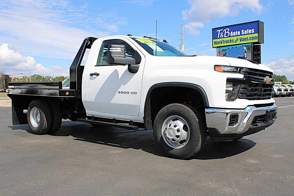 2024 Chevrolet Silverado 3500HD photo 2