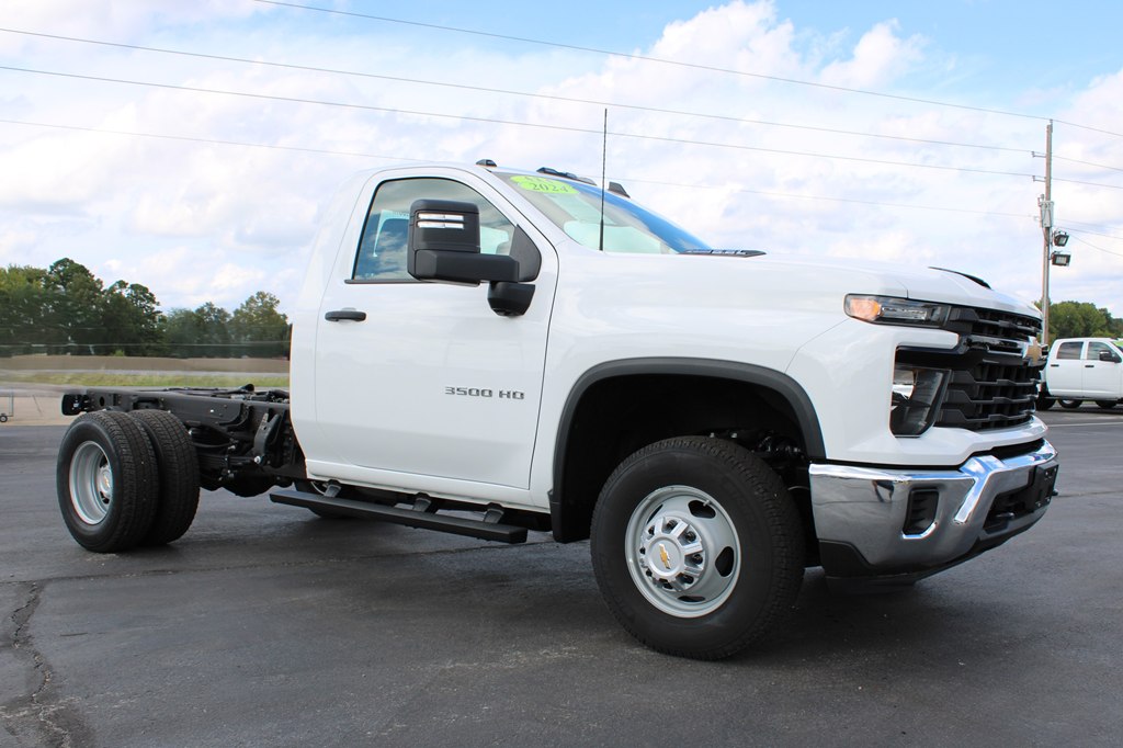 2024 Chevrolet Silverado 3500HD photo 2