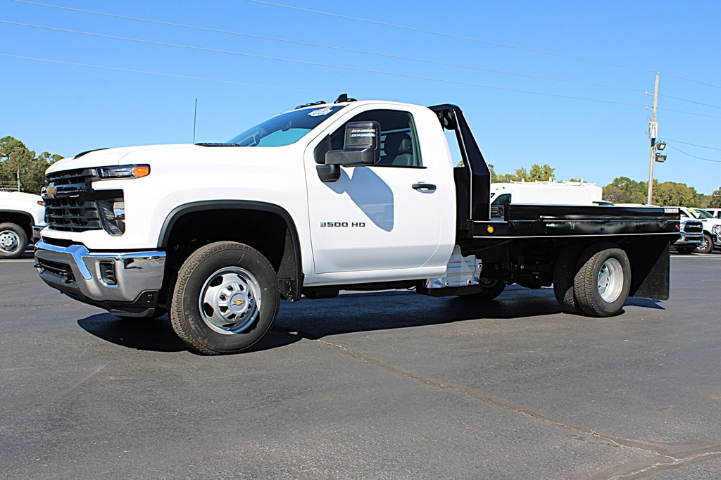 2025 Chevrolet Silverado 3500HD photo 2