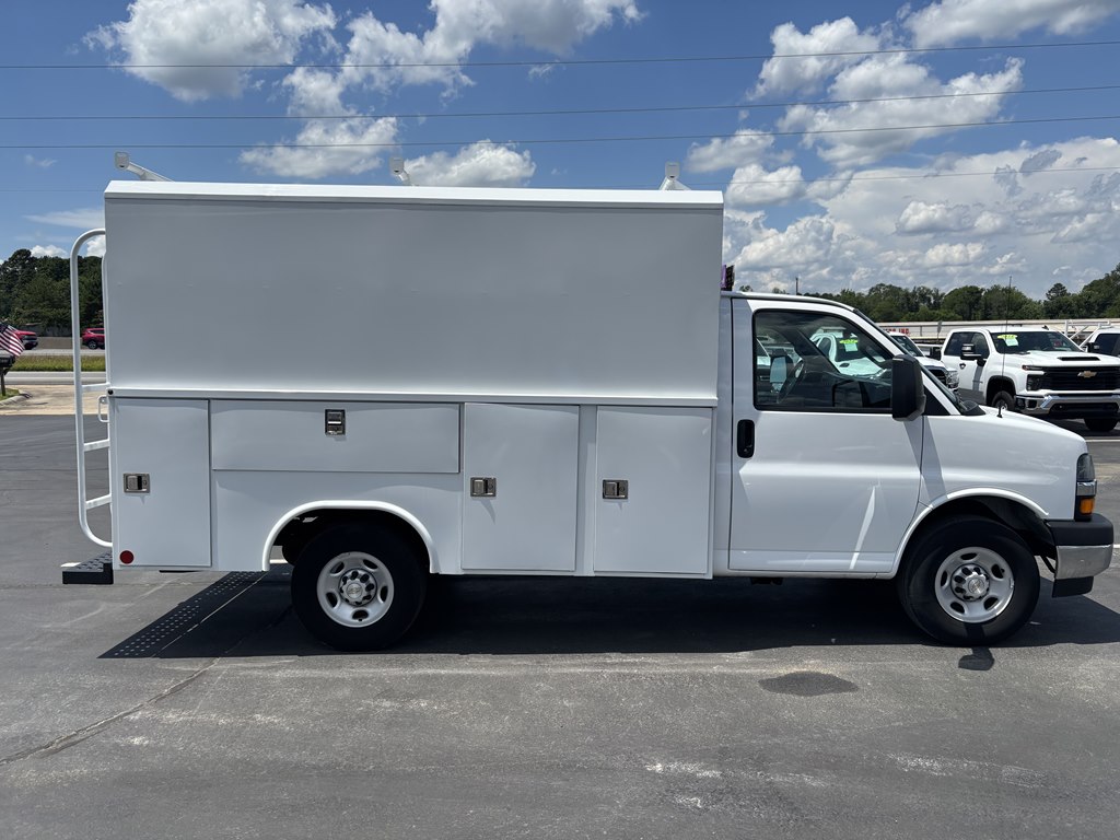 2023 Chevrolet Silverado 3500 Cutaway photo 3