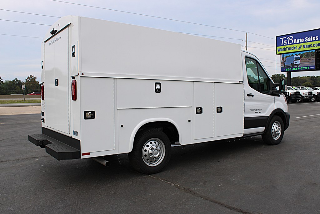 2023 Ford Transit Cutaway photo 2