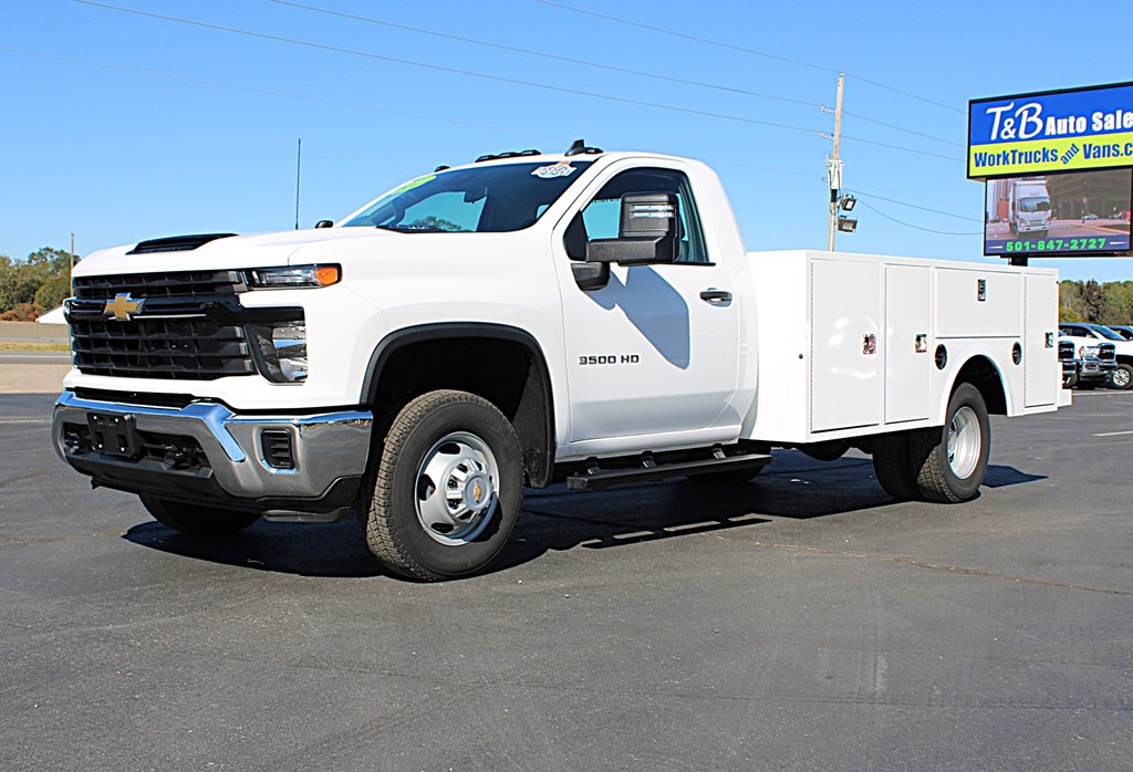 2024 Chevrolet Silverado 3500HD photo 2