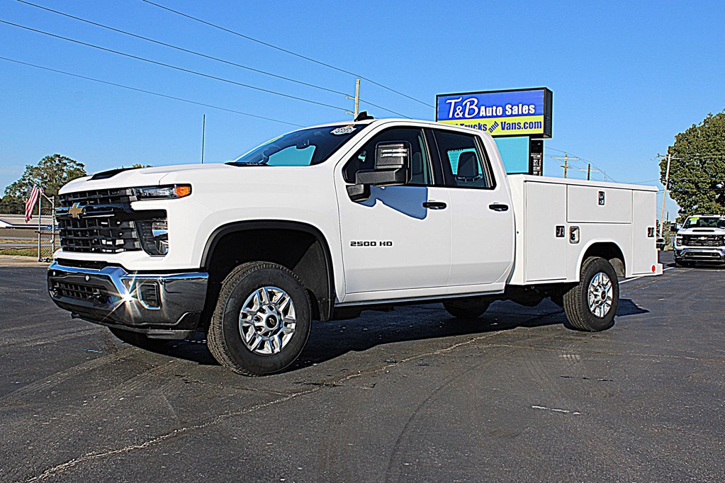 2025 Chevrolet Silverado 2500HD photo 2
