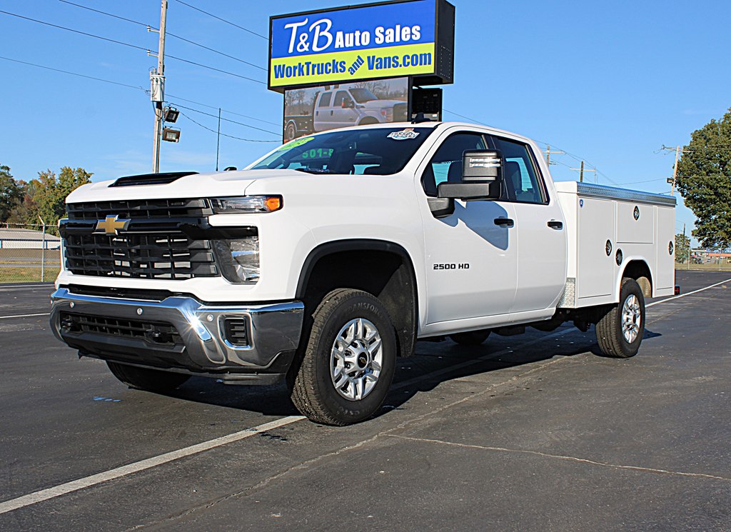 2025 Chevrolet Silverado 2500HD photo 2