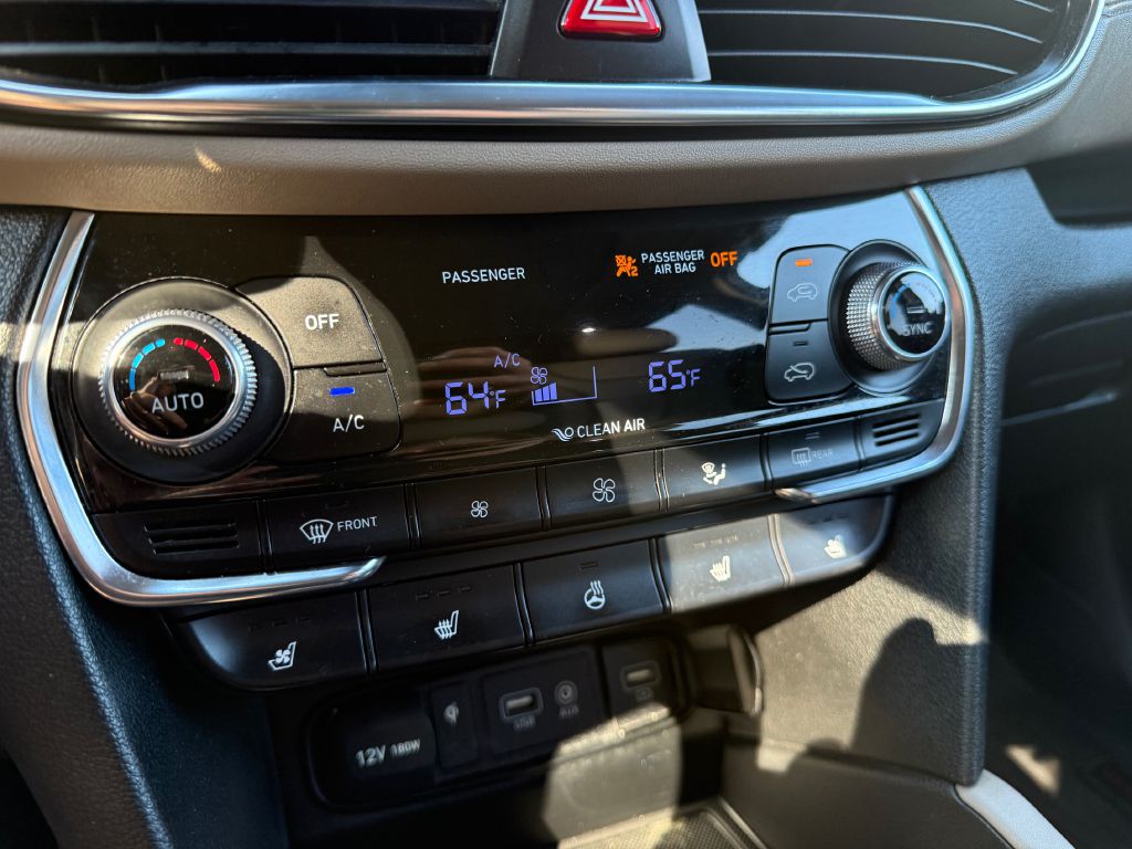 Photo 15 of this HYUNDAI SANTA FE