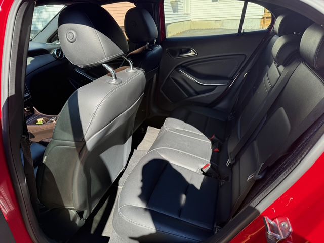Photo 9 of this MERCEDES-BENZ GLA