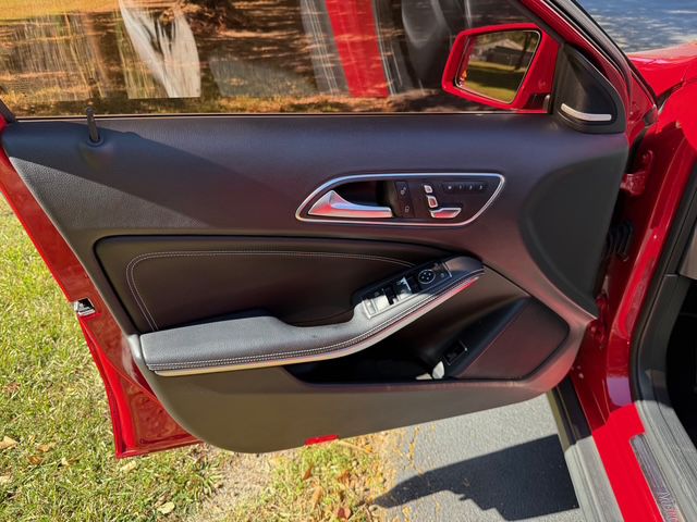 Photo 11 of this MERCEDES-BENZ GLA